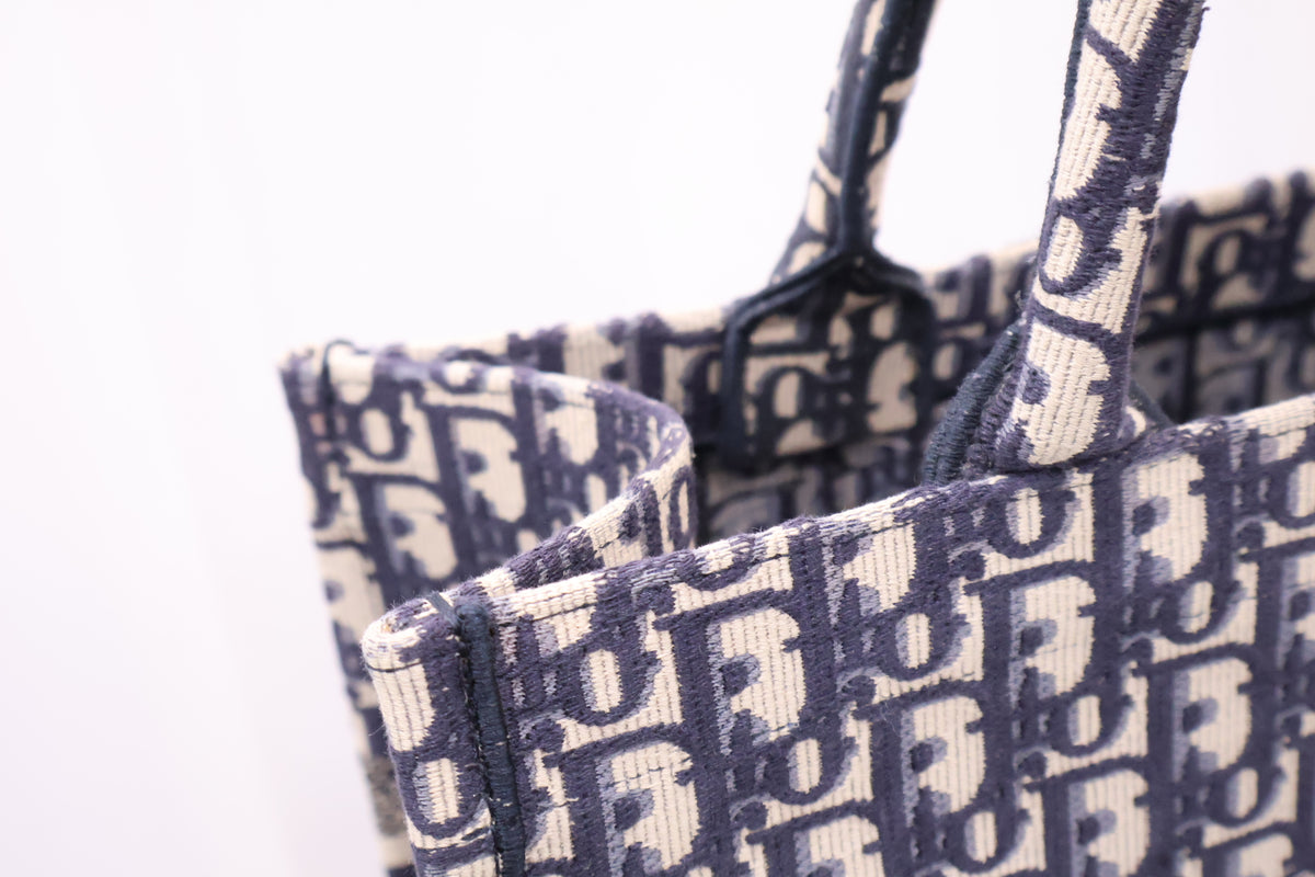 Oblique Medium Book Tote Bag M1296ZRIW M928