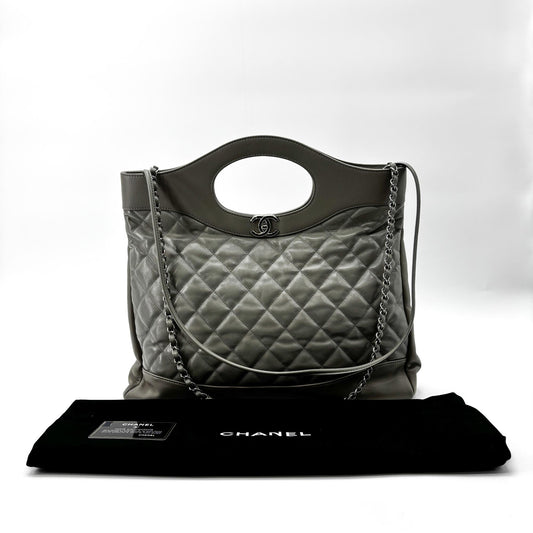 Sac cabas Chanel 31 grand modèle en gris, finitions argentées