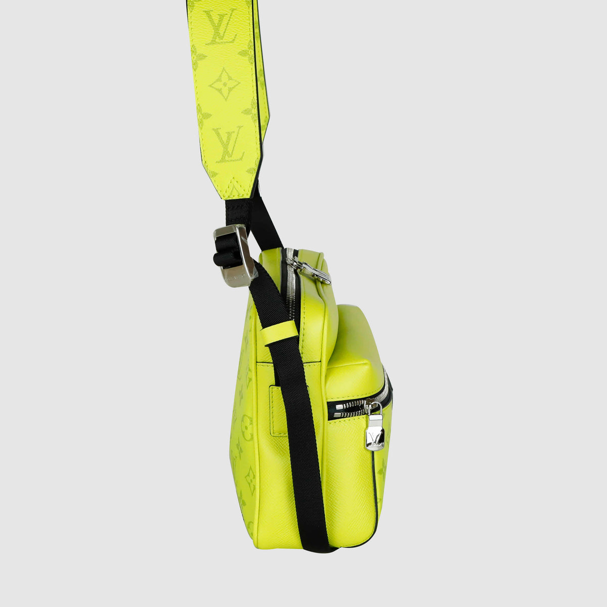 Taiga Monogram Outdoor Messenger Bag Crossbody Bag M30239