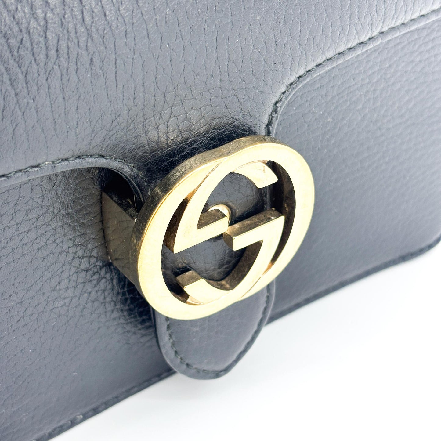 Sac à bandoulière Gucci Interlocking G en veau grainé, petite taille, noir