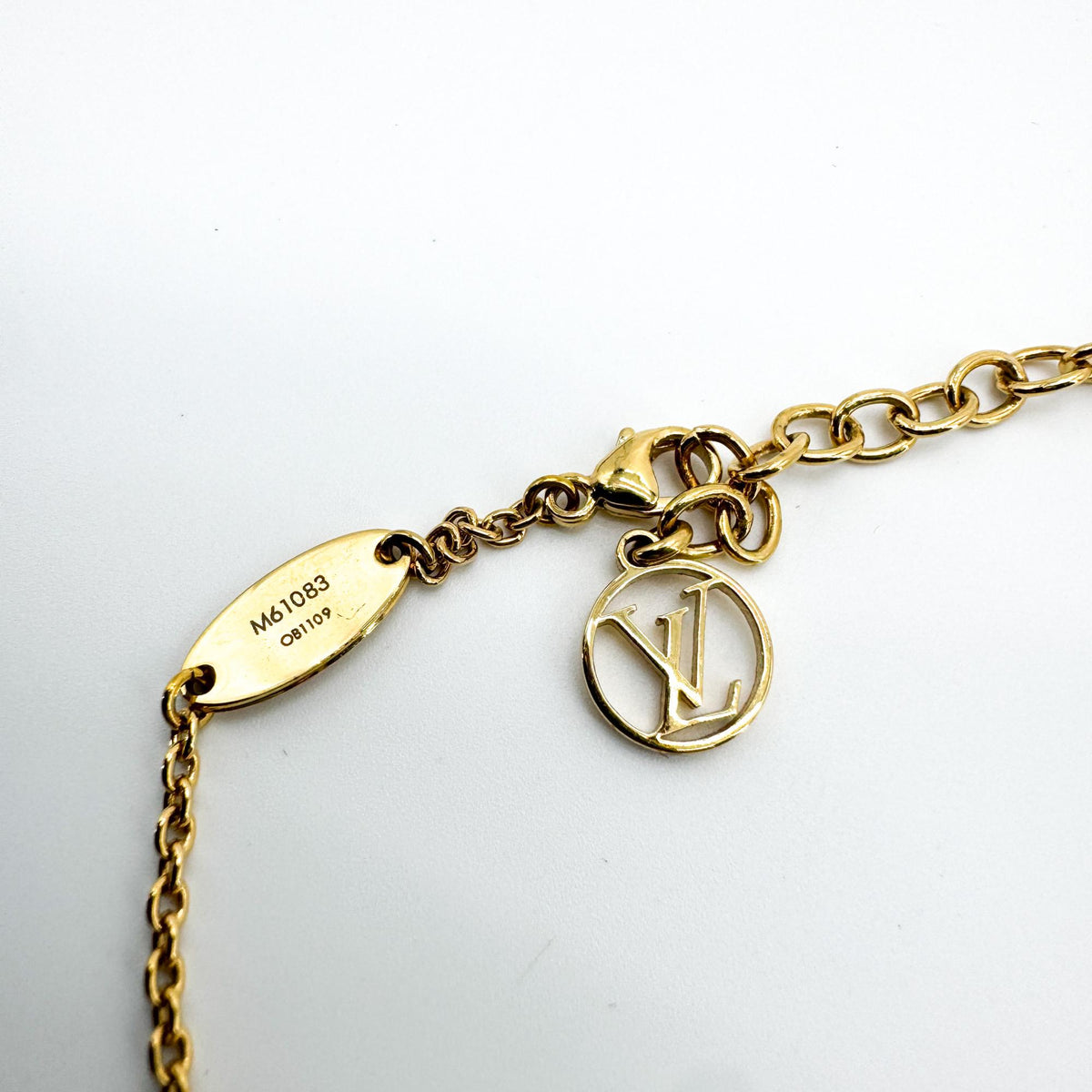Louis Vuitton Essential V Necklace Gold