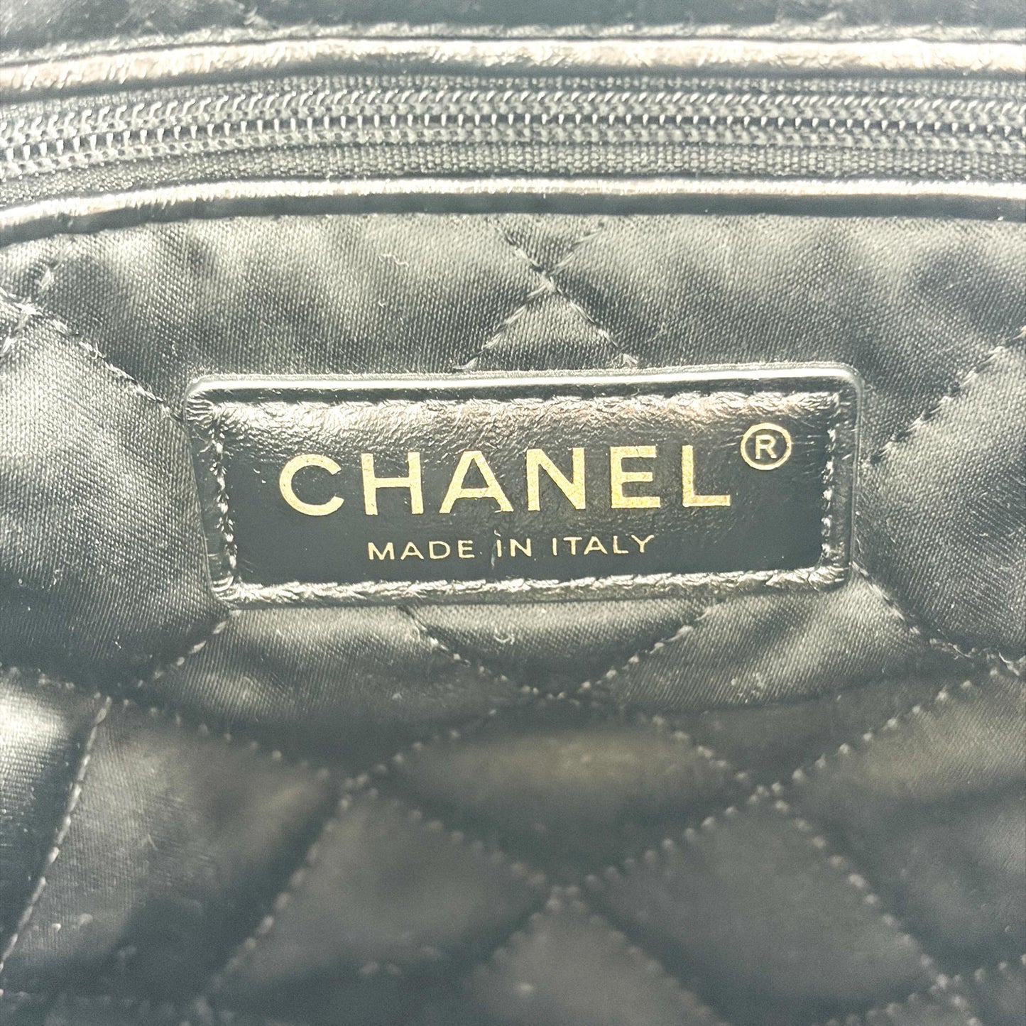 Chanel 22 Handbag Shiny Calfskin Black Gold Hardware