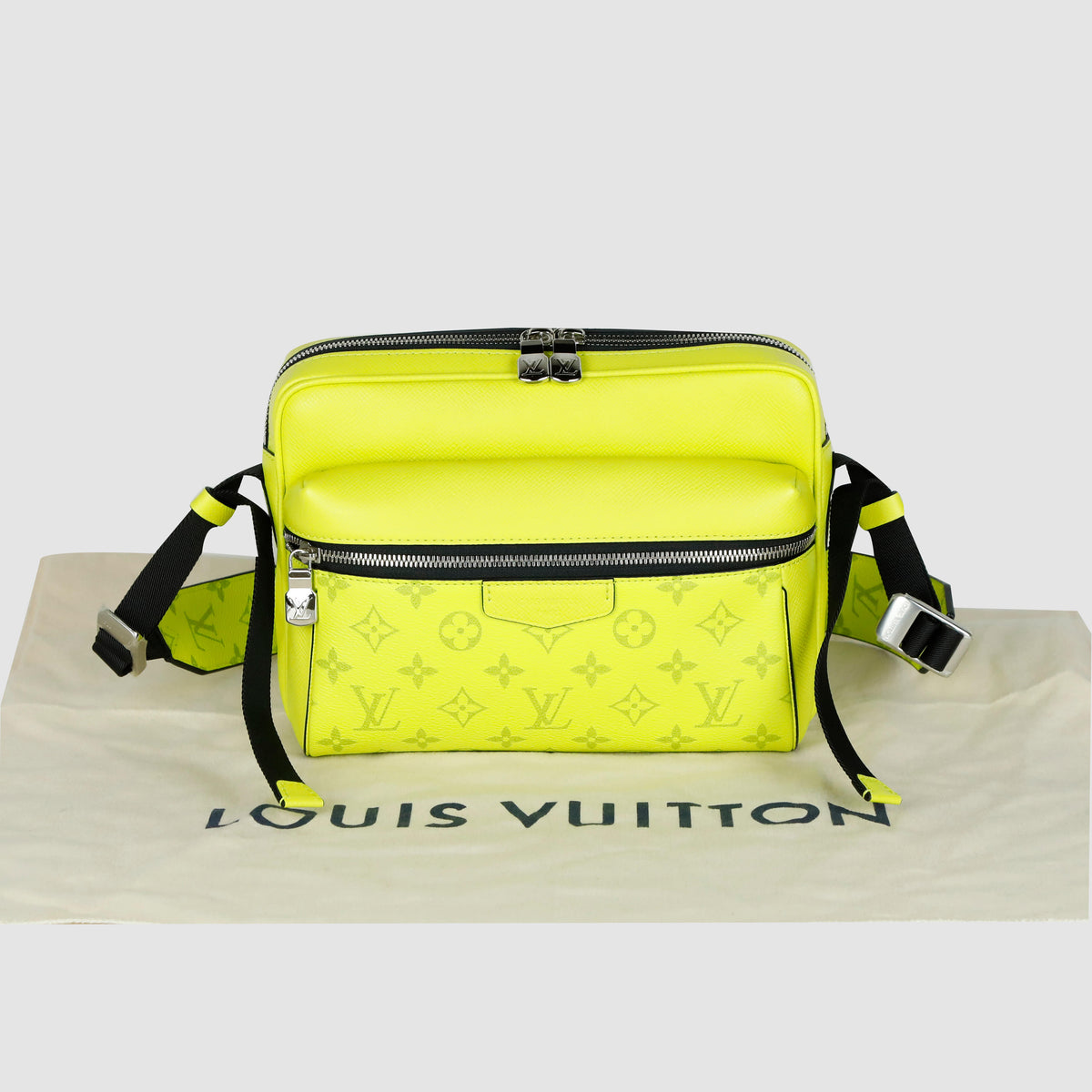 Taiga Monogram Outdoor Messenger Bag Crossbody Bag M30239