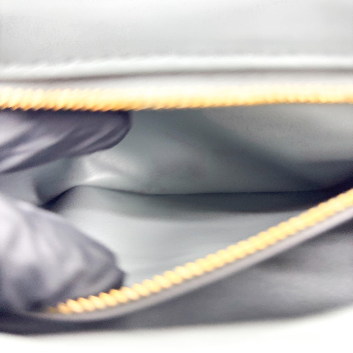 Sac à bandoulière Dior Caro petit modèle gris avec détails métalliques dorés