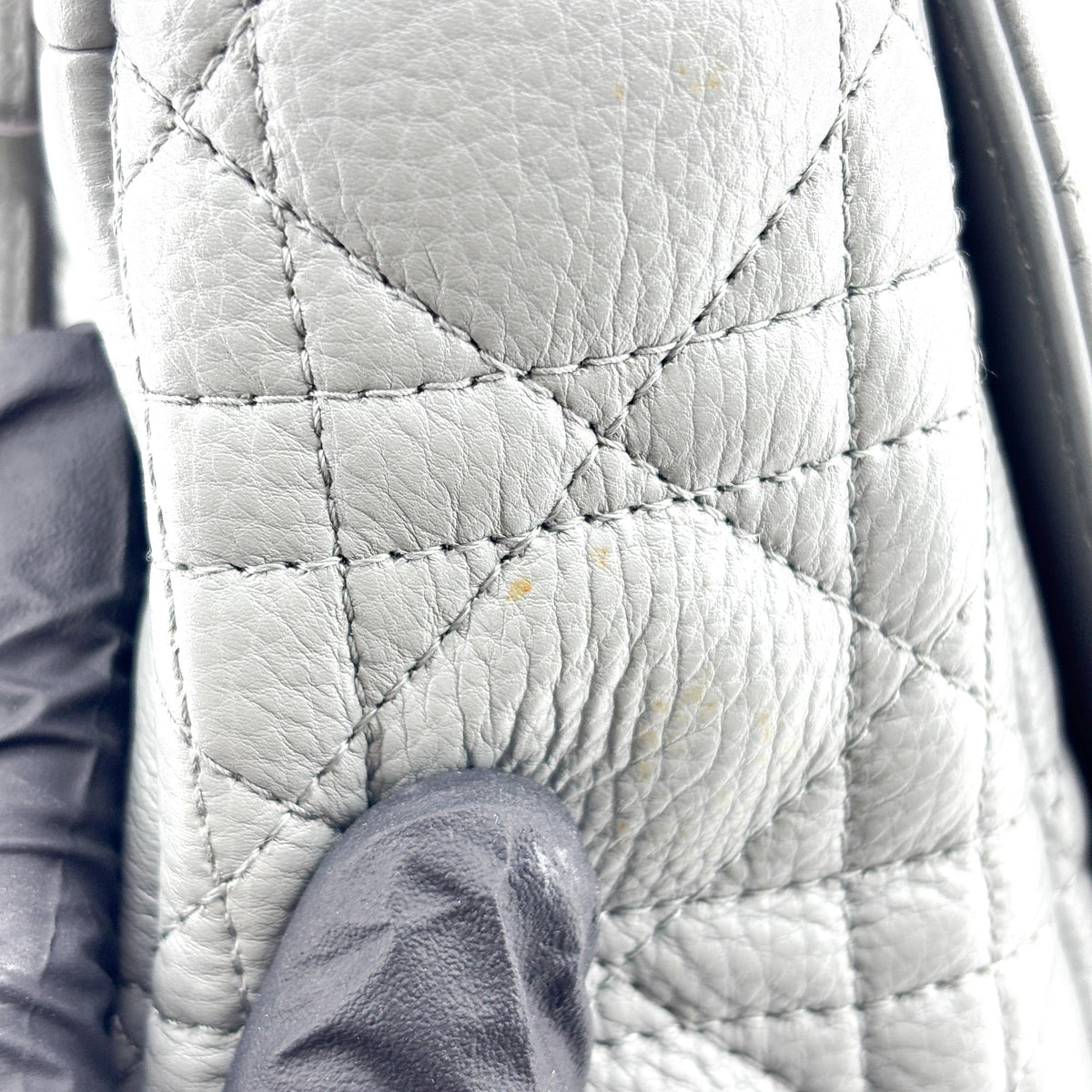 Sac à bandoulière Dior Caro petit modèle gris avec détails métalliques dorés
