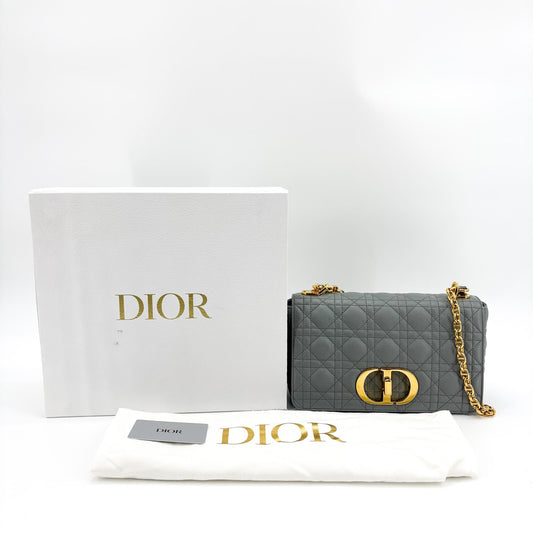 Sac à bandoulière Dior Caro petit modèle gris avec détails métalliques dorés
