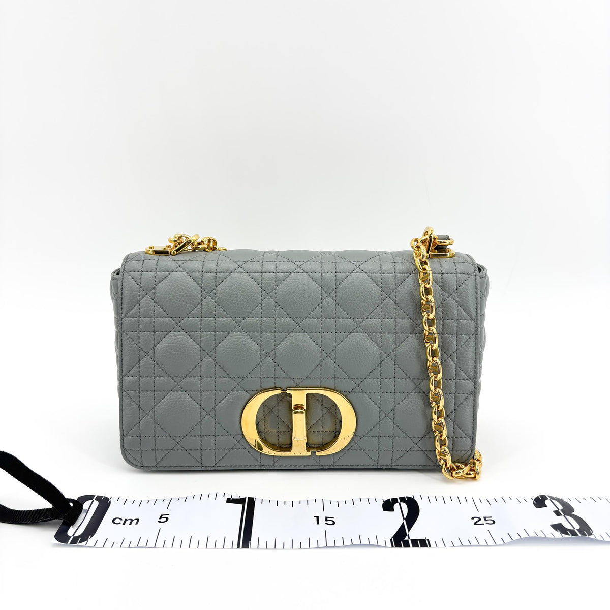 Sac à bandoulière Dior Caro petit modèle gris avec détails métalliques dorés