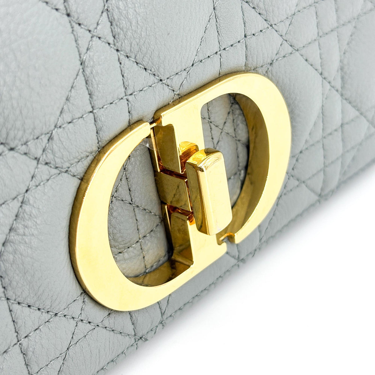 Sac à bandoulière Dior Caro petit modèle gris avec détails métalliques dorés