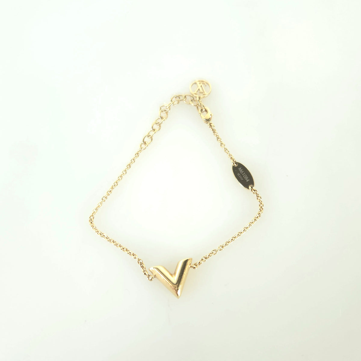 Essential V Bracelet M61084