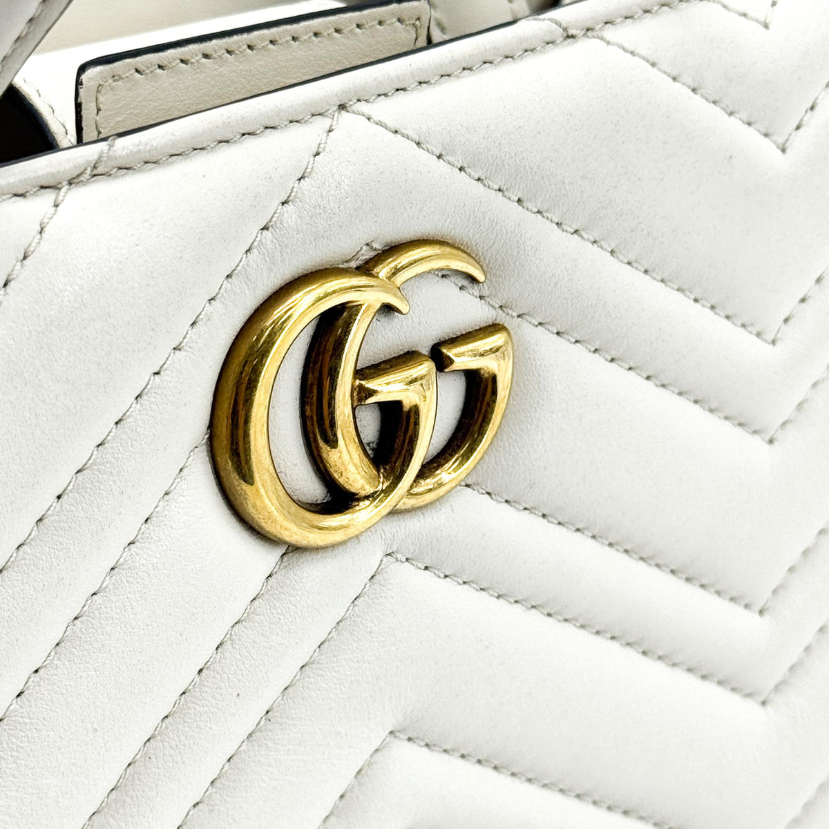 グッチ GGマーモント マテラッセ スモール トップハンドルバッグ アイボリー