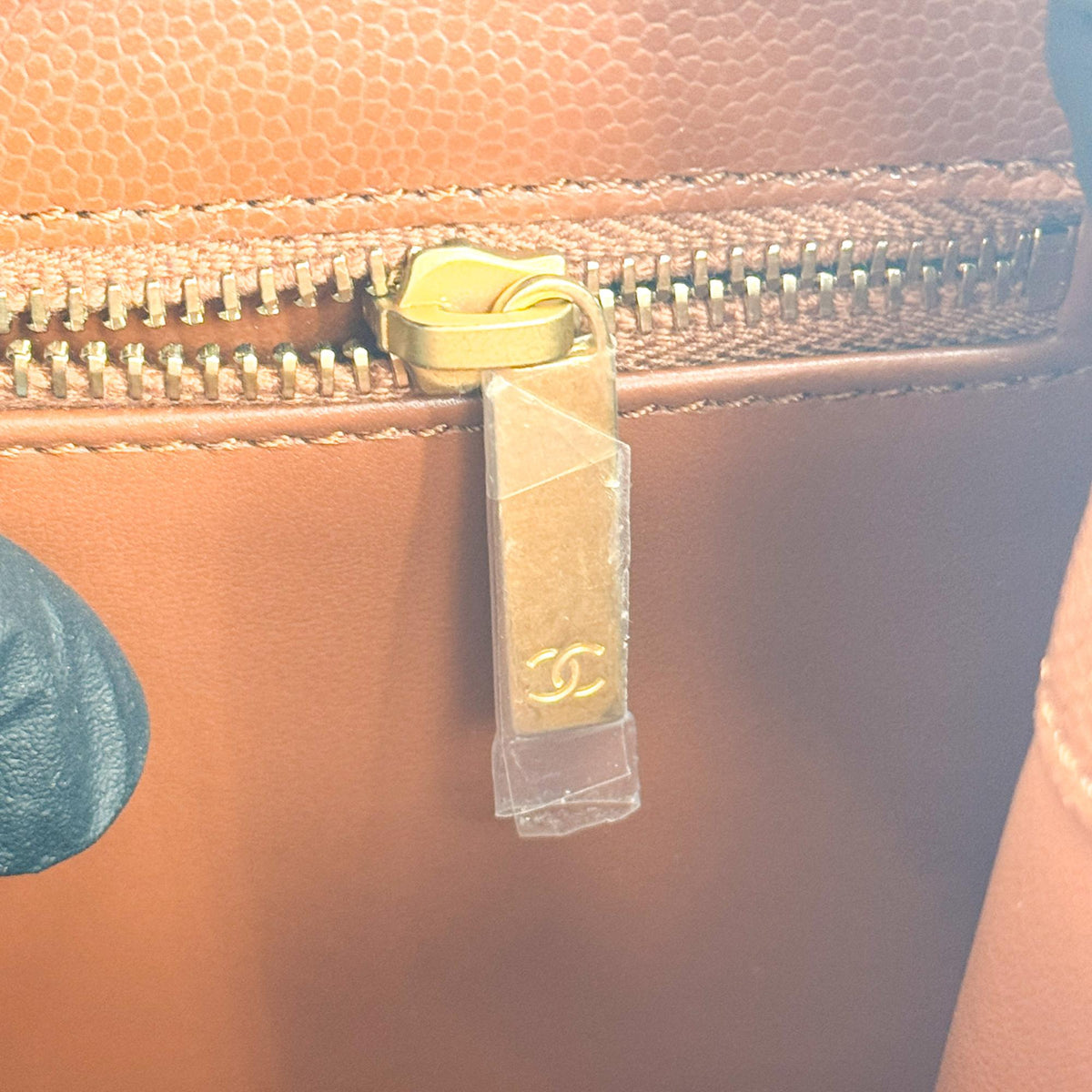 シャネル キャビアスキン キルティング ミニ チェーンフラップ バックパック ブラウン ゴールド金具