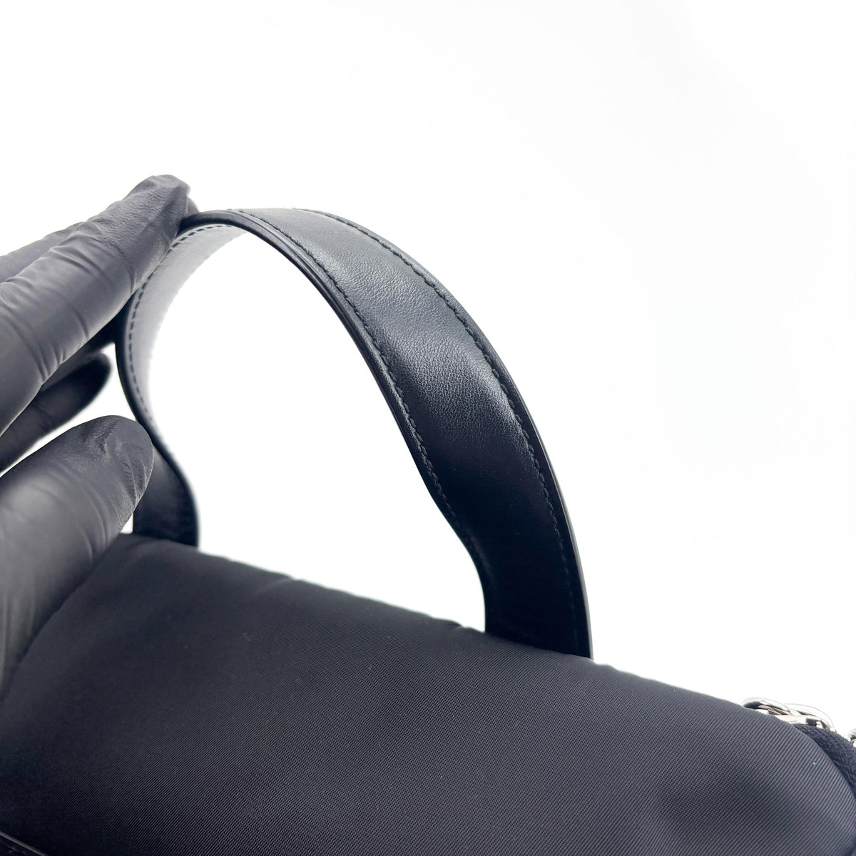 Sac seau à poignée supérieure en nylon Prada noir