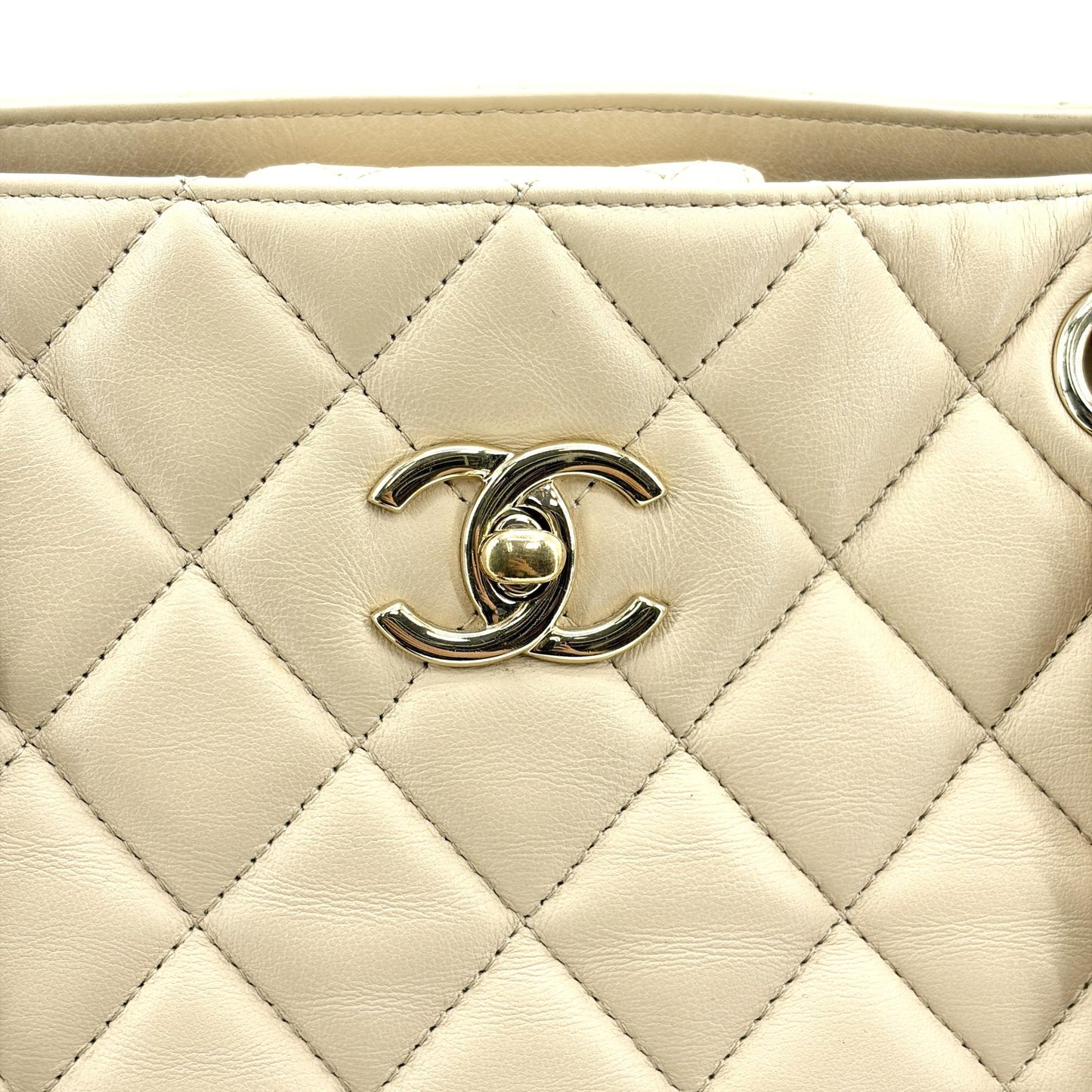 Chanel Quilted Chain Shoulder Tote Bag Beige Lambskin Gold Hardware